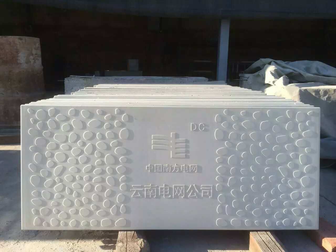 �޻����ϵ��¹��ǰ壬�����Ը�ǿ�����������ͻ��������ģ��˷�����ͨ������Ԥ�ƹ�����Ӧ�ò��㣬�����ڸ����ܻ�����������Ȼ���֮�ϣ��ں��ִ����Ͽ�ѧӦ�ü���������·���������Ľṹ�ߴ硢ʹ�ù��ܡ�����������ֽ�������Լ�������۽Ƕȣ�ͬʱ������·��������ǿ�ȡ��;á���������ˮ�������������Ҫ�󣬶��з��Ĺ����Ը�ǿ�����������ͻ��������ϡ�