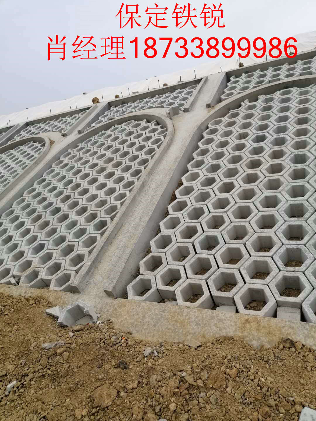 ����ש���·�Ϊ���Ļ���ש��ʵ�Ļ���ש�����Ļ�����Ҫ���ڸ��ٻ��£��пտ�ֲ�ݣ������ڱ���ˮ����ʧ�����õı������ٹ�·