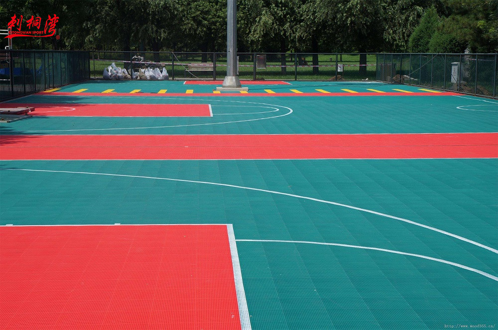 ��ϸ˵���� ����ʽƴװ�ذ�  ����ʽƴװ�ذ�Ҳ�����ʽ�˶��ذ壬�ǵ��Ĵ������˶��ذ���˶����������ϣ���ƷΪ��״������ֱ����װ��ˮ�������Ļ������棬����ճ�ӣ�ÿһ��ذ�֮���ö��ص����۽������ӣ���װʮ�ֵļ򵥣������������ж��  ����ʽƴװ�ذ���ó���ĸ�ǿ�Ⱦ۱�ϩ�������ϣ���Ч����ذ��������������ͬʱ�������ȶ��ı���Ħ���������������Ӽ������뵽ÿһ��ذ��У��ܹ����ϵذ��ڳ������չ������в���ɫ������ʽ�Ľṹ��Ƽ��ϼ�̵ļ�ǿ��֧�ŽŽṹ������׿Խ�Ĵ�ֱ�ļ���Ч���������ı������Ч��ֹ�˶����ˣ����õ���ص����ܺ����ٱ�֤�˵ذ�׿Խ���˶����ܣ�����������װ����ĸ��������򳡡����򳡡��������򳡡��ֻ��򳡡�ƹ�����Լ�������ë��ȶ๦���򳡡�        һ����������  1���๦���ԣ���������������ë��ƹ�����������򳡡����򡢽����ݡ��׶�԰�����ֹ㳡����԰�������˻�����ȣ�ֻ��ƽ����ˮ���������漴��ʹ�����裻  2�������ԣ���װ��ݣ�ά���򵥡���װʱ�ذ���Թ���ĸ���νӣ�Ϊʹ��װ���������ذ����Ͻ��ܣ���װʱ��ʹ����Ƥ���û��ذ�ӷ죬���轺ˮ���κζ��ӣ�����ƴװ�ذ�ͨ�����˲�����Сʱ