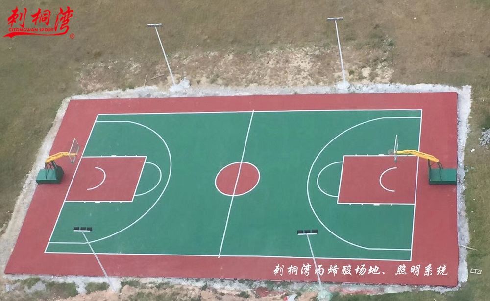 ��ϸ˵���� ��ϩ�᳡��  һ����ϩ�᳡�ؽ����ܣ�        ��ϩ����Ϳ��ϵͳ����ɫ�־����룬����ɫ�������䡣�������ף�ά�޷��õͣ������������¶�������á�������ɫ�ɹ�ѡ�񣬰��������졢���̺�ǳ�̵ȡ�ʹ����������һ����6�����ϣ����������������ʹ�����������ӳ��������Ч�滺���������Ͷ��˶�Ա���˺���ƣ�͡���ϩ��Ϳ��ϵͳ�����ڻ���ʿ����������������㣬�����˵ļ۸��ṩ���ʵ��˶���������ϡ����Ƴ�Ϊ���õ����м�רҵ���򳡡����򳡵���ϵͳ��     ��ϩ���ͬ���򳡲�����Ƚϣ�������������ˮ���ͺ���ĥ�ԣ��ӵ׵���ȫ��ˮ�Բ�����ɣ������޶���ɫ����ͣ�ά�ޱ����򵥡����򳡶��ò��ϣ������������һ�㶼�ڱ�ϩ�᳡���Ͻ��У������Ӳ�ر�ϩ����ԣ����ڿ����ȶ����ת�١�     ������ϩ��������  1.��ר��Ϳ�ϣ����ø߼���ϩ������Ƴɣ�Ϊ�����������ϣ�  2.�����ڸ������򻷾��������������䣬��ɫ�־ò��ʡ�ɫ������  3.ʹ����������ʹ�����޿ɴ�8��10�꣨��������ӳ��ػ���������ʩ��������������  4.��ϩ��Ϳ��Ϊ������Ʒ��ά������������ѹˮ��ϴ���ɣ�  5.���ܼ۸�ȼ��߾�������  6.Ӳ�ر�ϩ���������ڵ�����㣬������