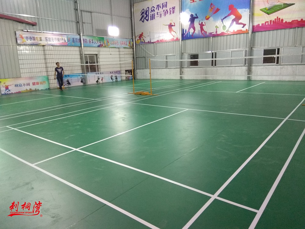 �����ԣ�һ����ԣ��˶��ذ�������ԴӸߵ�������Ϊ��PVC�˶���----��ϩ�ᣨ�۰�֬���˶�����----�𽺵ذ�----ʵľ�˶��ذ塣�ɼ���PVC�˶��򳡵���������ѣ�     �����һ�������������������������ָ�ذ���ײ�������εķ�Χ����������ΧԽ��Խ����������ۣ�ʵľ�˶��ذ����������ڵ��͵����������PVC�˶������ڲ����ܱշ��ѽṹ���������Χ��С�����ڵ����������޶ȵı������˶�Ա�����塣     ����ά����PVC�˶��򳡵��ճ�ά����Ϊ���㡢���ø�Ϊ������PVC�˶��򳡱��澭����ĥ���۴���������������������ɷ�רҵ��Ա���ά�����ճ����ֻ����΢ʪ���ϰѼ���     ���ֺ�ȶ�����ɫ���ͻ�ѡ��