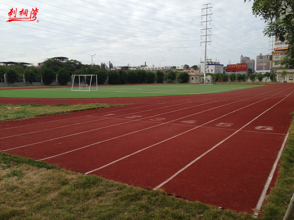 ��ϸ˵���� EPDM����  EPDM����������ɸ�ǿ�ȡ��ߵ��ԡ�ǿ�������ߵ�EPDM�������һ�������ĵ���ݽ�ˮ���ڻ����������������ֱ��̯�̡�ѹʵ���ɡ����г�ʱ���ʹ�����������Գ̶ȼ�����ѧ����������ײ��ɾ۰����ϼ������Ʊ���������⽺���󣬾����˹���רҵʩ����е���ƺ�����衣     һ�����÷�Χ   EPDM���������������򳡡����򳡡���ë�򳡡���ͯ���ֳ��ȵ���ʩ�����������������������������������صȵ����ʩ����     ���������ص�  1��EPDM�ĵ��԰�ȫ�������ṩ��������ײЧ�ܣ����ٴӸߴ�׹�¶���ɵ��˺����������ã�������ɫ��������࣬�Ǳ����˶���ȫ�ĵ�����ϡ�  2��EPDM�ֳ����衣��Ʒ�ĺ�ȡ���ɫ��ͼ���ɸ����û���Ҫ������ơ���������װ��  3���������޶����޹��������ϻ���Ҫ�󣻾����ԣ����ճ�����ϴ�⣬�ں���ʹ�÷�Χ����������ά���� 4��ȫ���ʹ�ã��κμ��ڼ��²����ά�ָ�ˮ׼��Ʒ�ʣ����������ʹ�ã� 5�����ԣ������ʶȵĵ��Լ����������������������ģ����������ɼ��� 6����������գ���Ӧ���սŲ�������������˶��˺������˳�����ϰ�������� 7���ͺ��ԣ������������ߡ��������������Ⱦ����ɫ���ۻ������������ܳ��ڱ�����