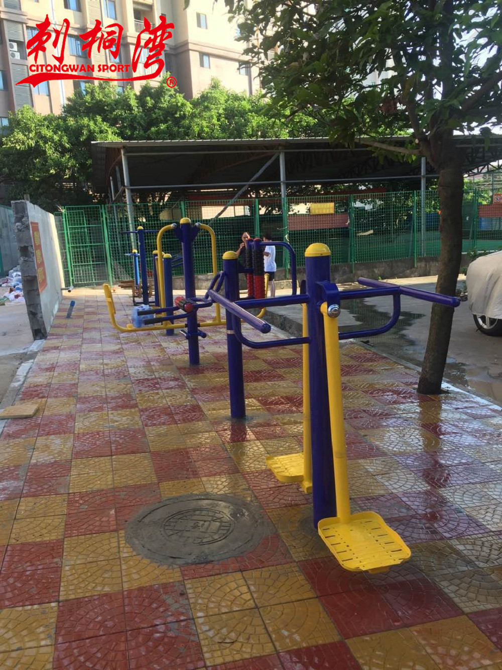 �������ݣ�ռ�ؿռ䣨��*��*-�ߣ���1000*750*1200mm��Ҫ������ǿ�ķι��ܺ�Э���������ı�Ѫҹѭ��������ϵͳ���ܣ�ͨ����׵�ؽڼ���֫���硣���������������е��˫���ս����֣�˫��վ����̤���ϣ���������������֫���Ӱ�ʽ�˶���